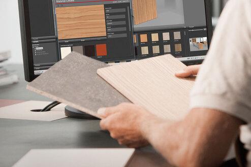 Abwägen von Holzmaterialien durch #Branche1# Abwägen von Holzmaterialien und Farben durch #Branche1# während einer 3D Küchenplanung